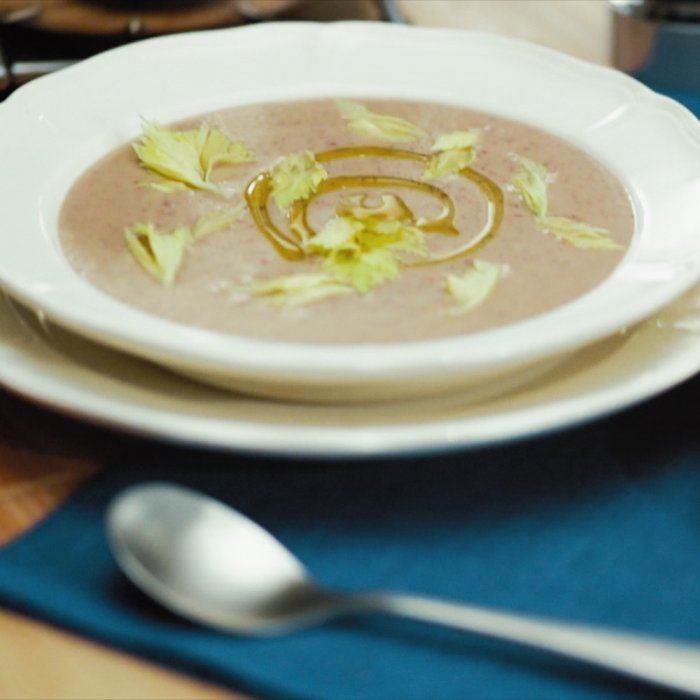 Крем-суп з червоної квасолі з ароматними брускетами
